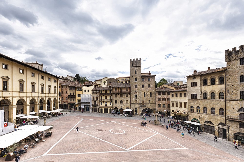 1 - AREZZO -GEOMETRIE A PIAZZA GRANDE.jpg